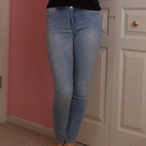 ✿ Refuge Low-Rise Light Wash Jeans